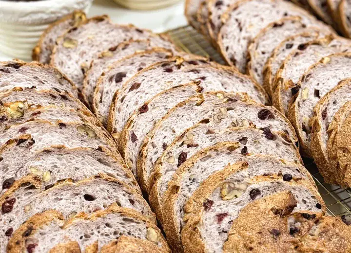 ขนมปัง sourdough อบสดจาก The Catch Up Bakeroom