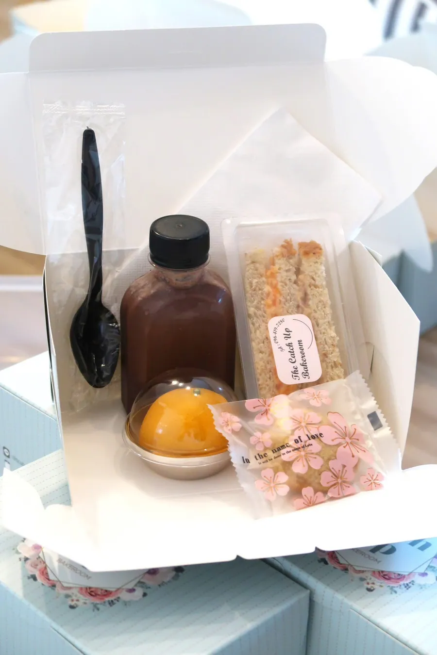 ชุด Snack Box พร้อมแซนด์วิช ขนมและเครื่องดื่มจาก The Catch Up Bakeroom